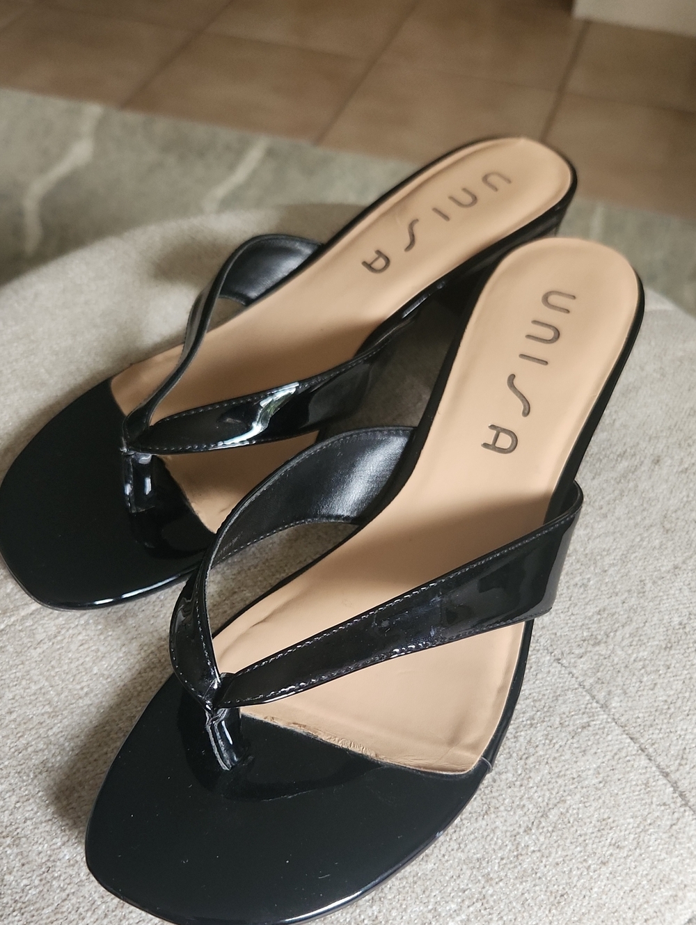 Ladies 9.5 UNISA Black Patent Leather Heeled Thong Sandal